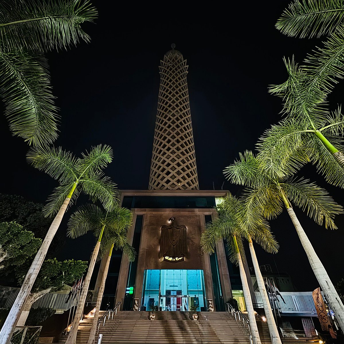 The Cairo Tower lit at night, seen from its entrance. Photo: Weambakr, CC BY-SA 4.0, via Wikimedia Commons