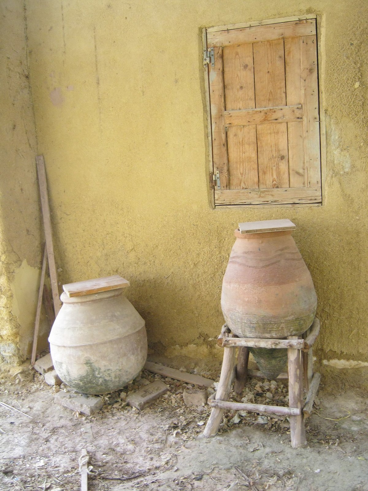 Clay jars outside the pottery school in Tunis village. Photo: Mohamed Ahmed Hassan, CC BY-SA 3.0, via Wikimedia Commons