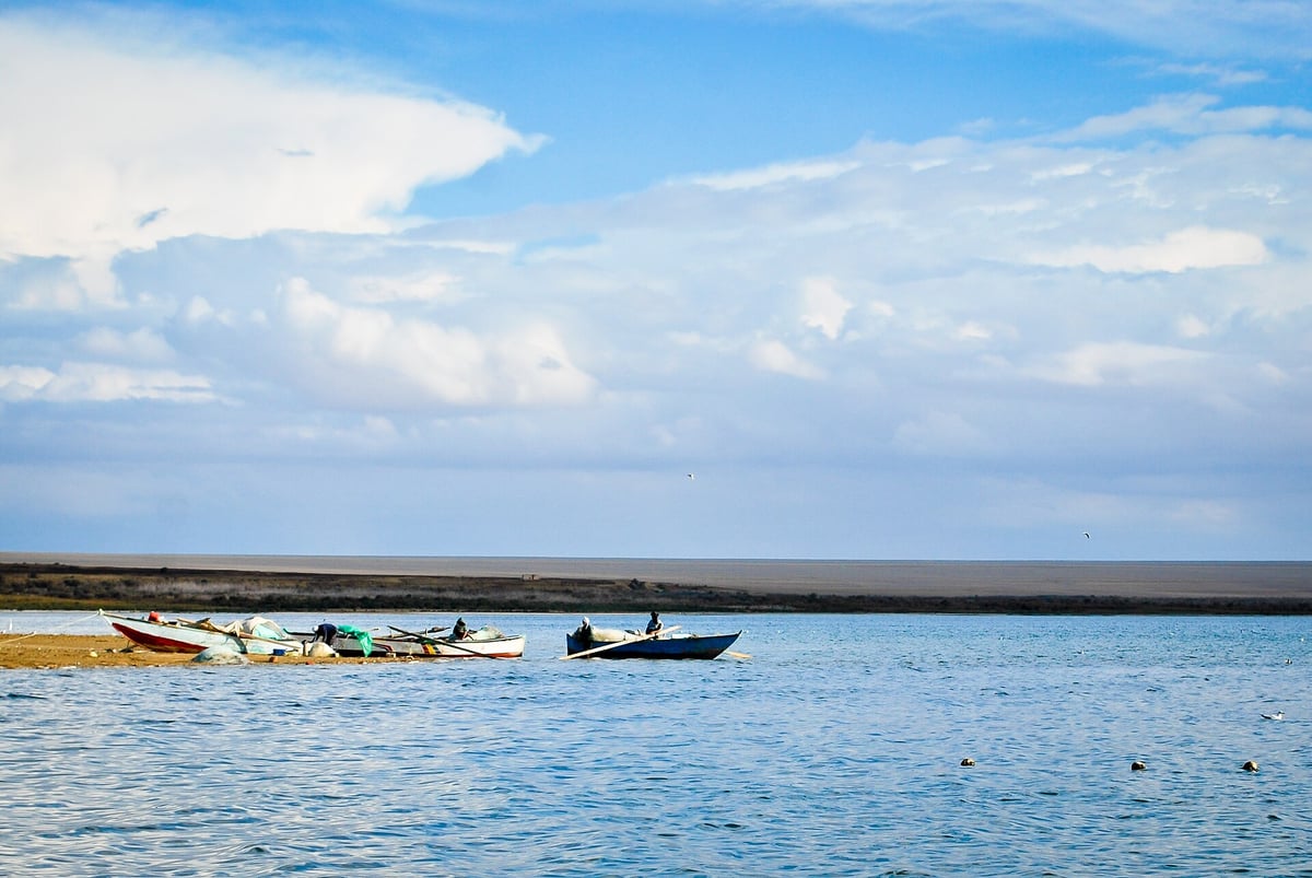 Fishing boats on a lake in Wadi El Rayan. Photo: Mohammed Moussa, CC BY-SA 4.0, via Wikimedia Commons