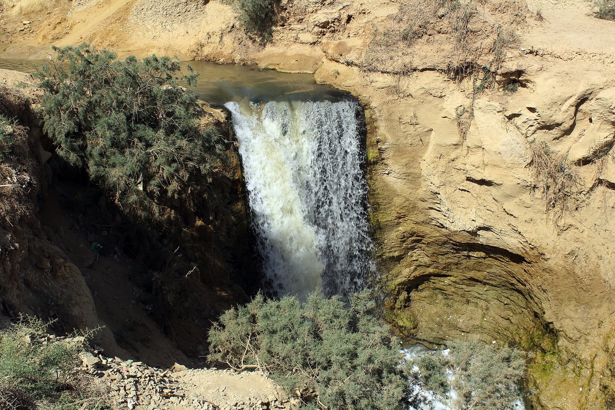 The waterfall between the two lakes of Wadi El Rayan. Photo: Ibrahim El-Mezayen, CC BY-SA 4.0, via Wikimedia Commons