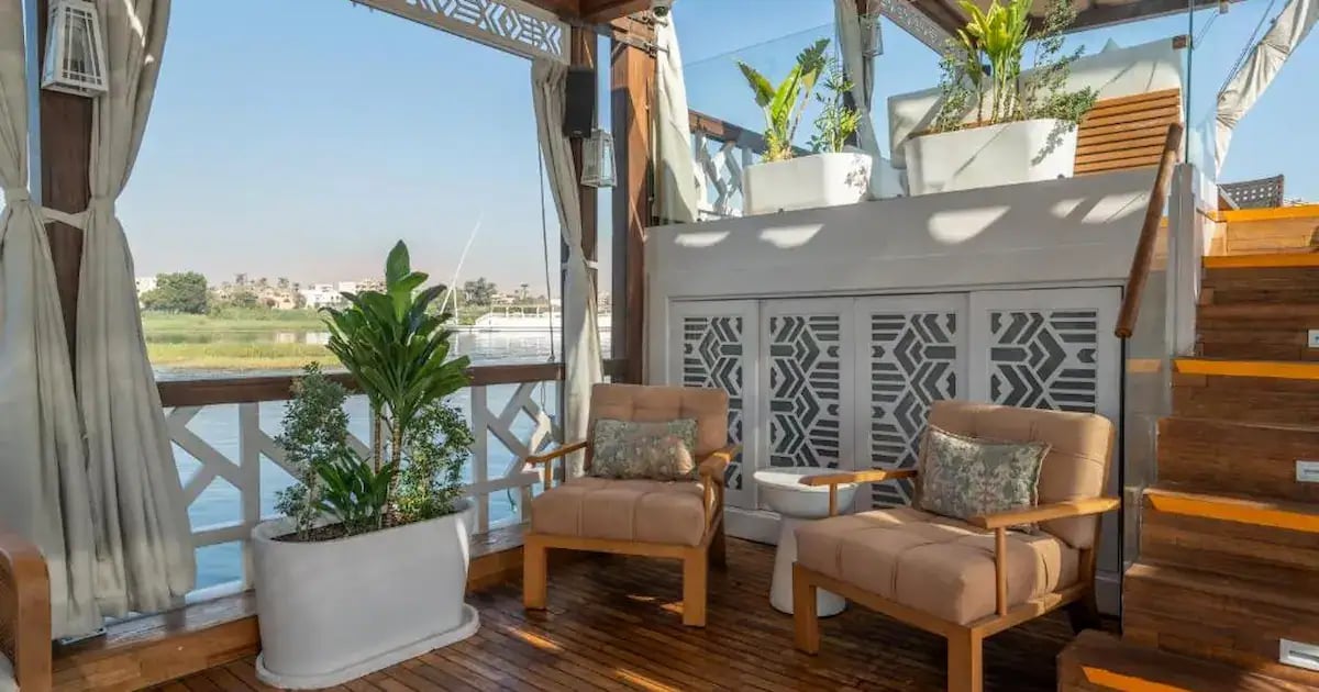 Musk Dahabiya, shaded deck lounge