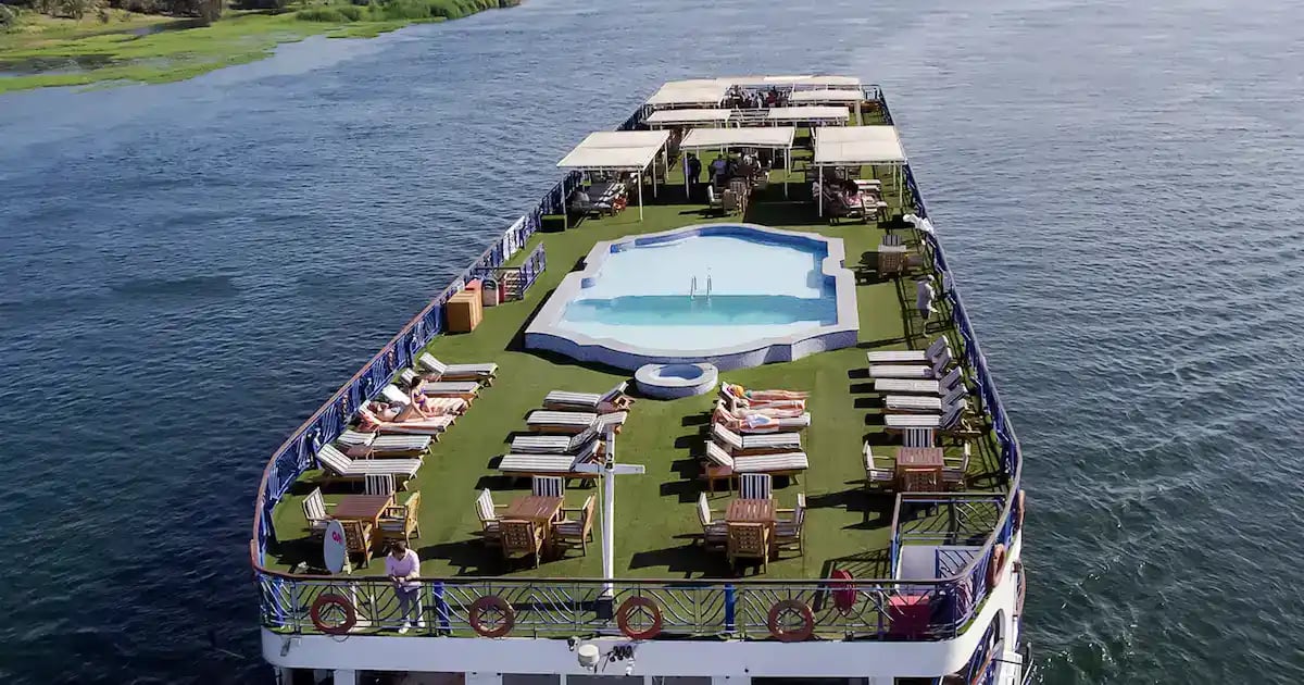 MS Stephanie, sun deck and pool from above