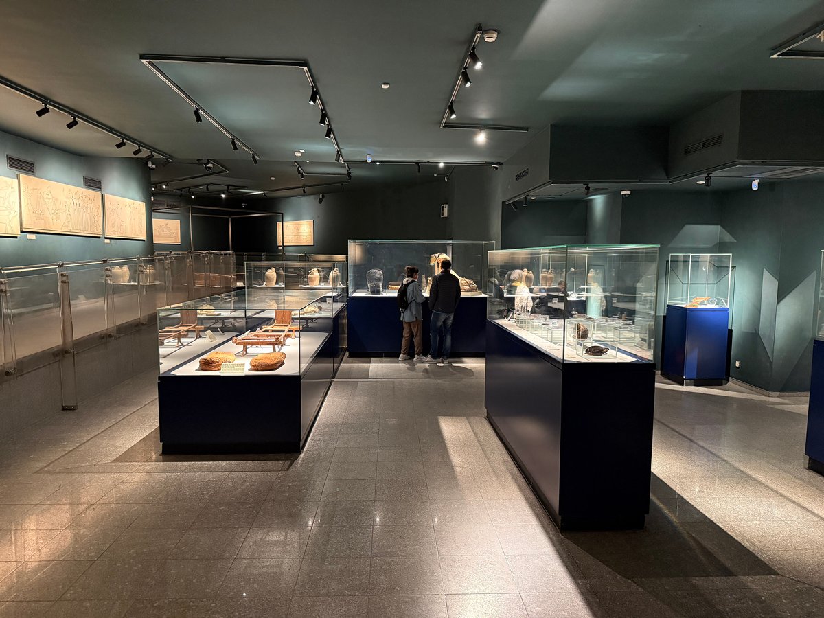 Mummification Museum, Luxor, gallery with showcases. Photo: Chabe01, CC BY-SA 4.0, via Wikimedia Commons