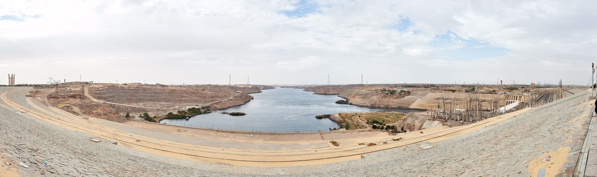 Aswan High Dam, panorama looking downstream. Photo: Visanu Euarchukiati, CC BY-SA 4.0, via Wikimedia Commons