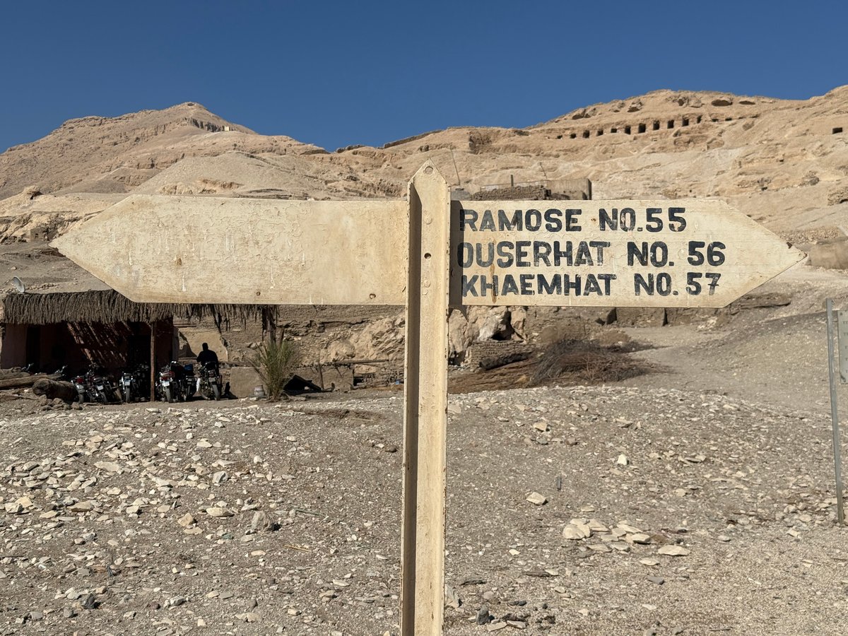 Valley of the Nobles, signpost to the tombs of Ramose, Userhat and Khaemhat. Photo: Chabe01, CC BY-SA 4.0, via Wikimedia Commons