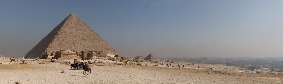 Great Pyramid of Giza, panorama with camel riders. Photo: kallerna, CC BY-SA 3.0, via Wikimedia Commons