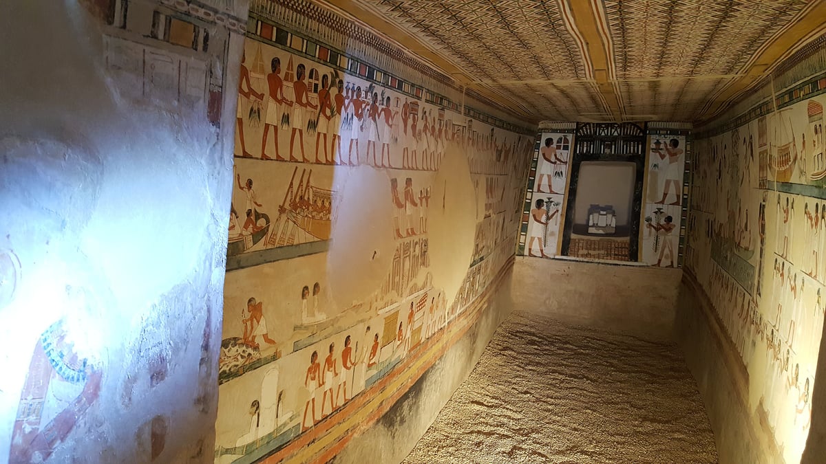 Tomb of Menna (TT69), long hall. Photo: Ovedc, CC BY-SA 4.0, via Wikimedia Commons
