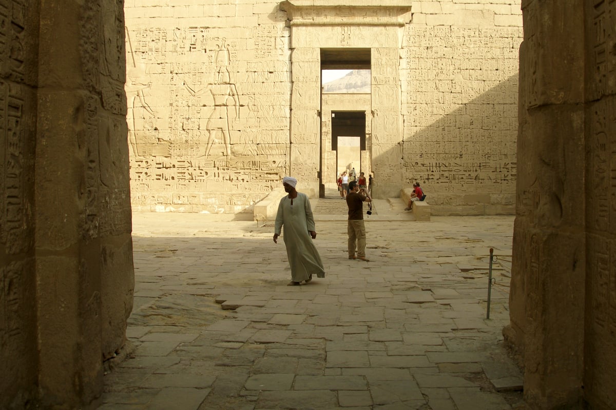 Medinet Habu, temple of Ramses III, view through the gateways. Photo: Vyacheslav Argenberg, CC BY 4.0, via Wikimedia Commons
