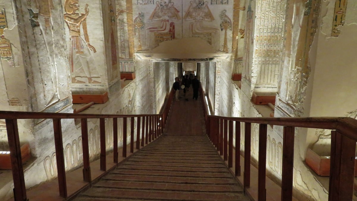 Tomb of Ramses VI (KV9), corridor with walkway. Photo: Luigi Rosa, CC BY-SA 2.0, via Wikimedia Commons