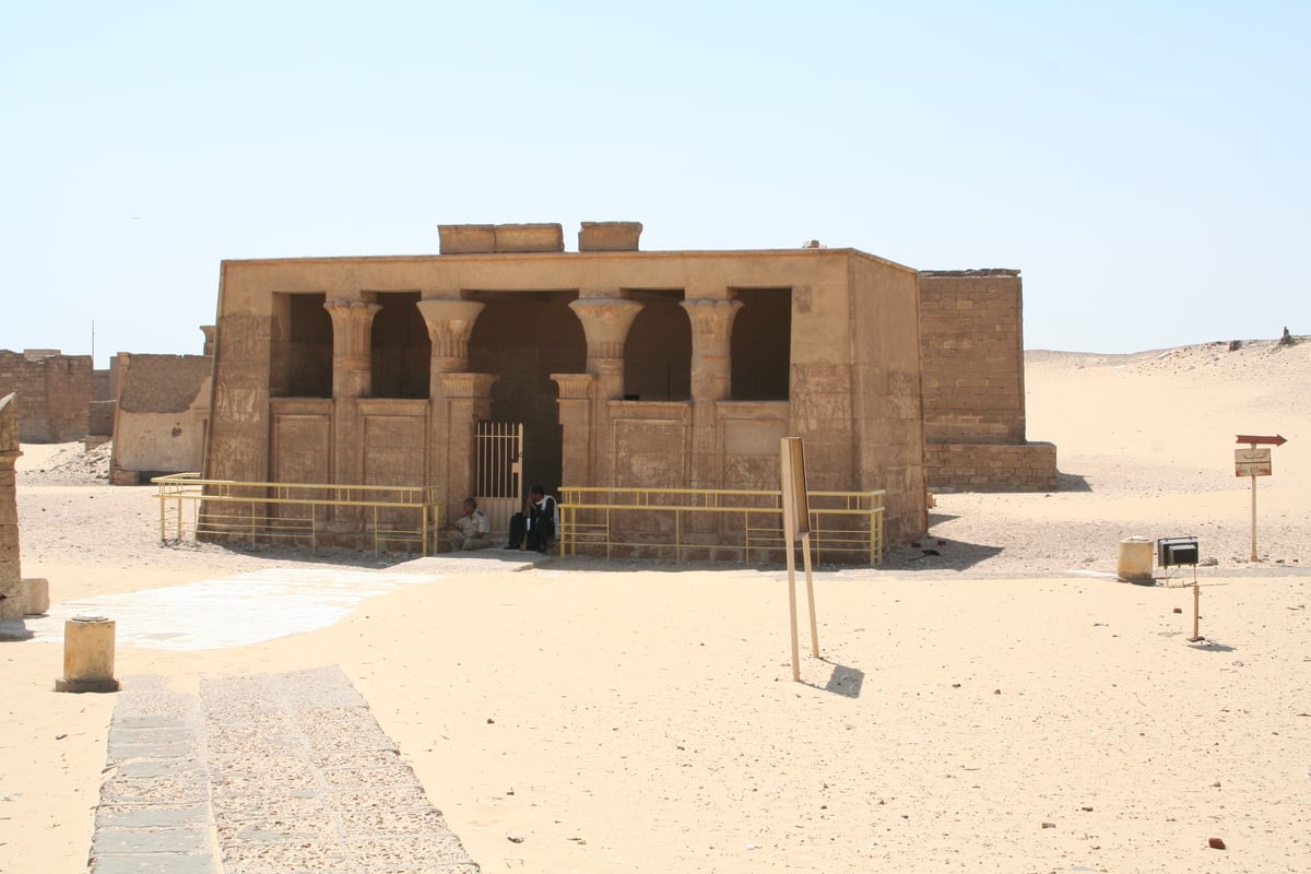 Tuna el-Gebel, tomb of Petosiris. Photo: Einsamer Schütze, CC BY-SA 3.0, via Wikimedia Commons