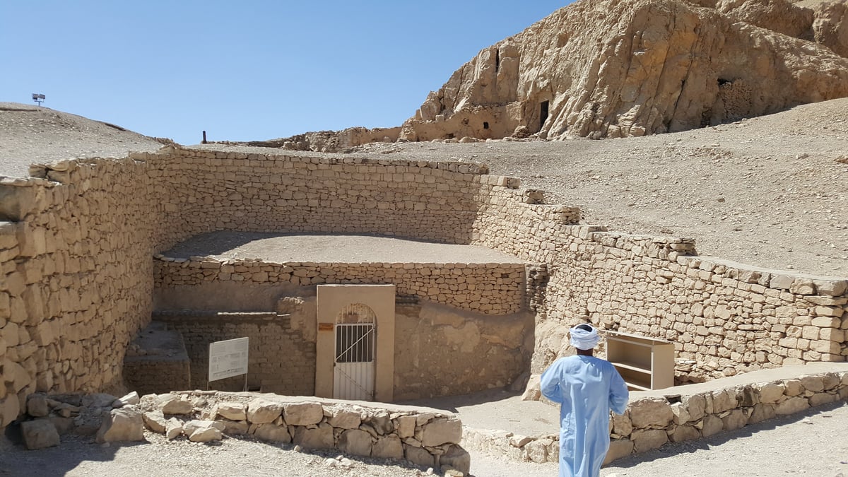 Tomb of Menna (TT69), entrance. Photo: Ovedc, CC BY-SA 4.0, via Wikimedia Commons