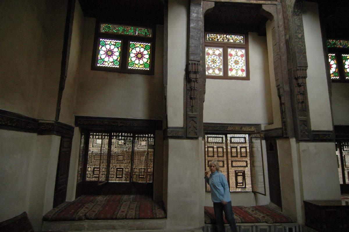 Bayt al-Suhaymi, hall with stained-glass windows. Photo: Francesco Gasparetti from Senigallia, Italy, CC BY 2.0, via Wikimedia Commons