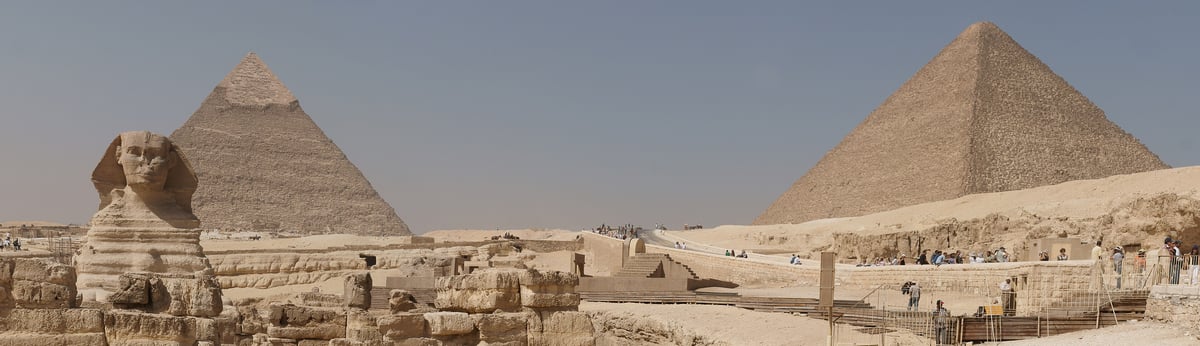 Sphinx and pyramids of Giza, panorama. Photo: kallerna, CC BY-SA 3.0, via Wikimedia Commons