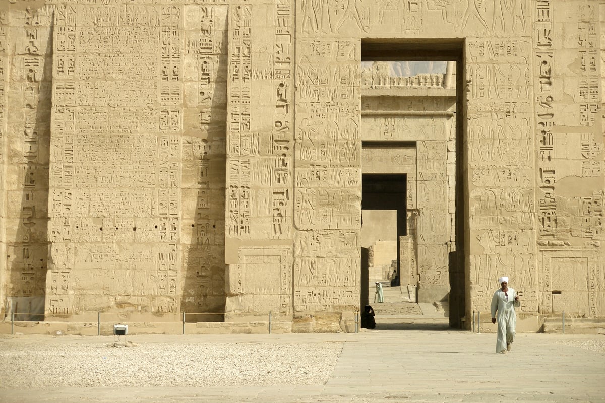 Medinet Habu, temple of Ramses III, courtyard gateway. Photo: Vyacheslav Argenberg, CC BY 4.0, via Wikimedia Commons