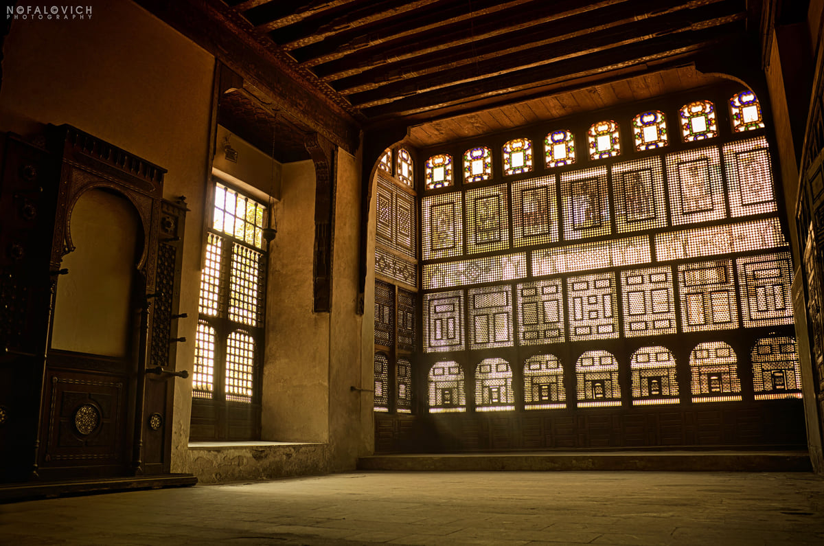 Bayt al-Suhaymi, reception hall with mashrabiya. Photo: Mohamed Nofalovich, CC BY-SA 3.0, via Wikimedia Commons