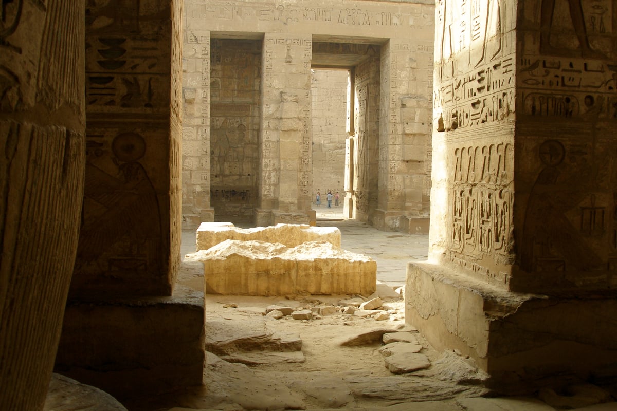 Medinet Habu, temple of Ramses III, inner hall. Photo: Vyacheslav Argenberg, CC BY 4.0, via Wikimedia Commons