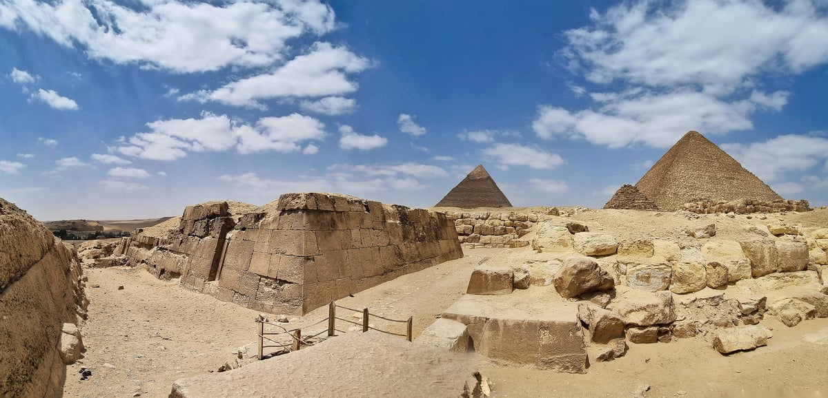 Eastern mastaba field with the Giza pyramids. Photo: Schoschi, CC BY 4.0, via Wikimedia Commons