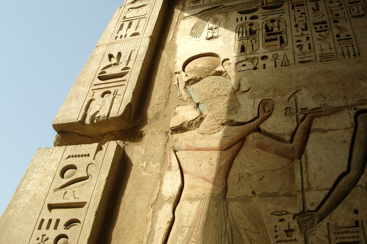 Medinet Habu, temple of Ramses III, sunk relief of the king. Photo: Vyacheslav Argenberg, CC BY 4.0, via Wikimedia Commons
