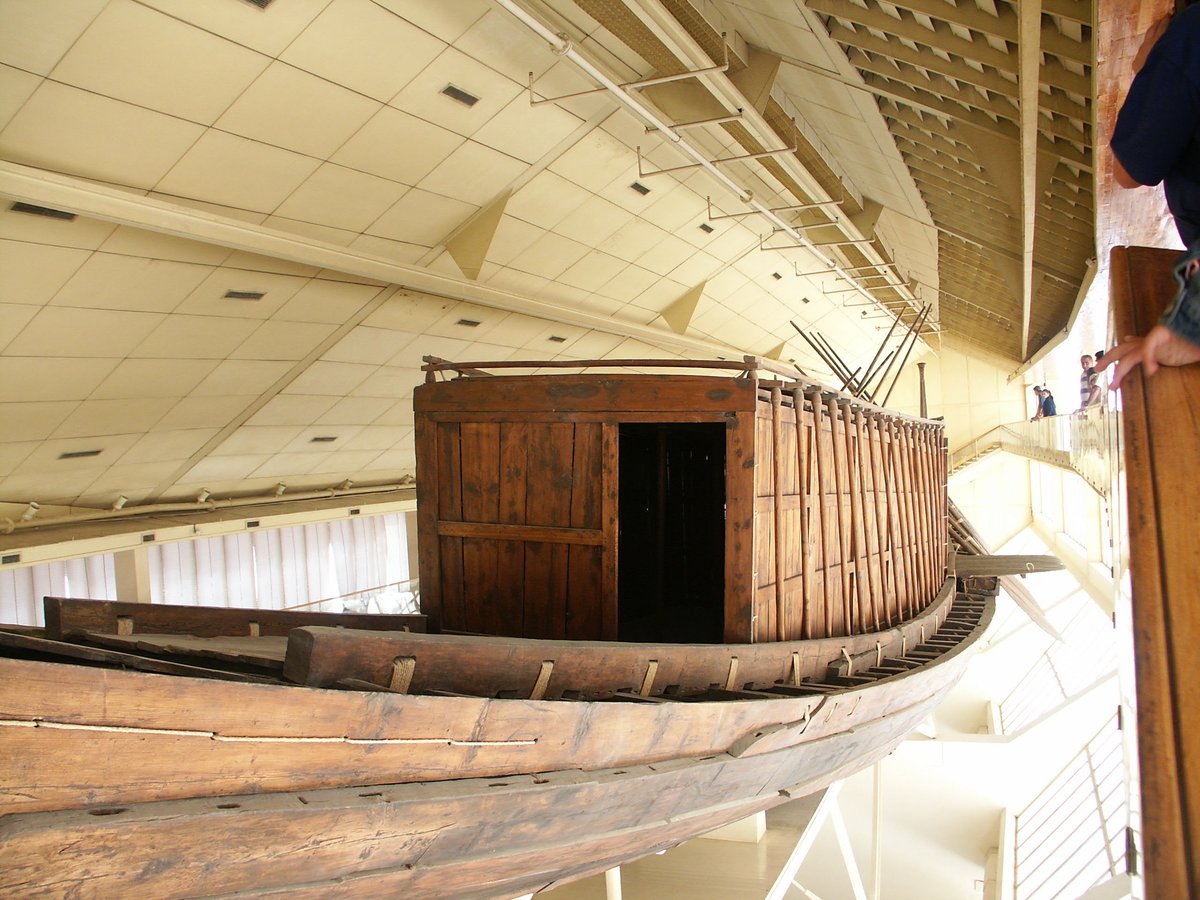 Khufu solar boat in its former Giza museum. Photo: lienyuan lee, CC BY 3.0, via Wikimedia Commons
