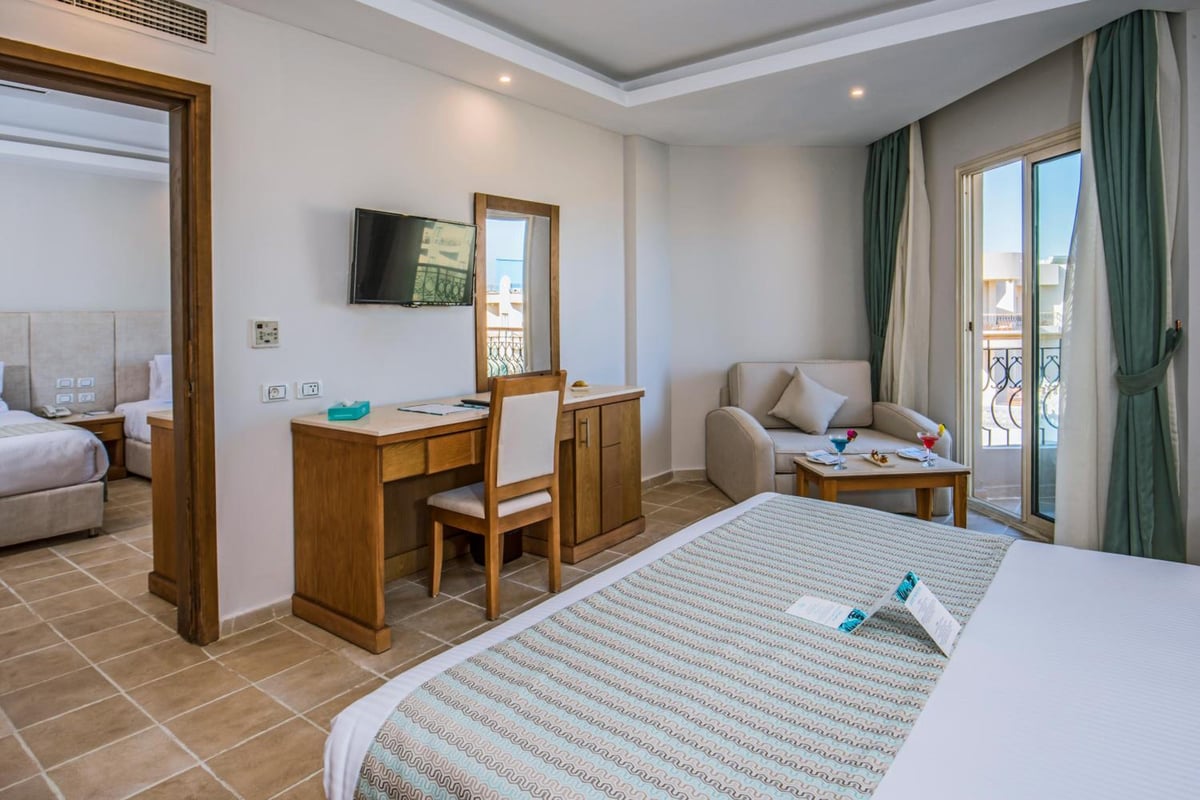 Sunrise Aqua Joy Resort guest room with a desk and a seating area.