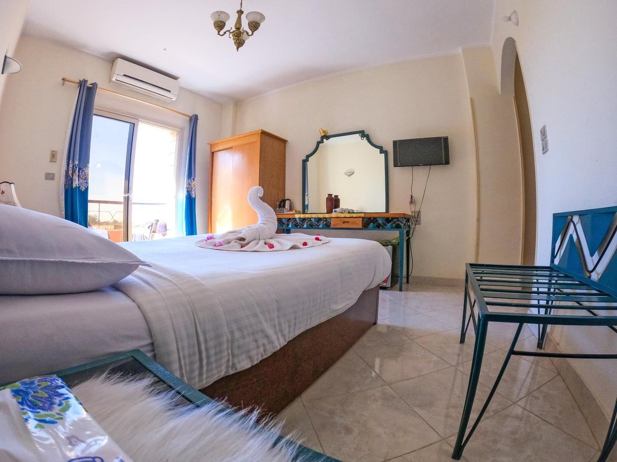 New Memnon Hotel Luxor bedroom with a double bed and blue curtains.