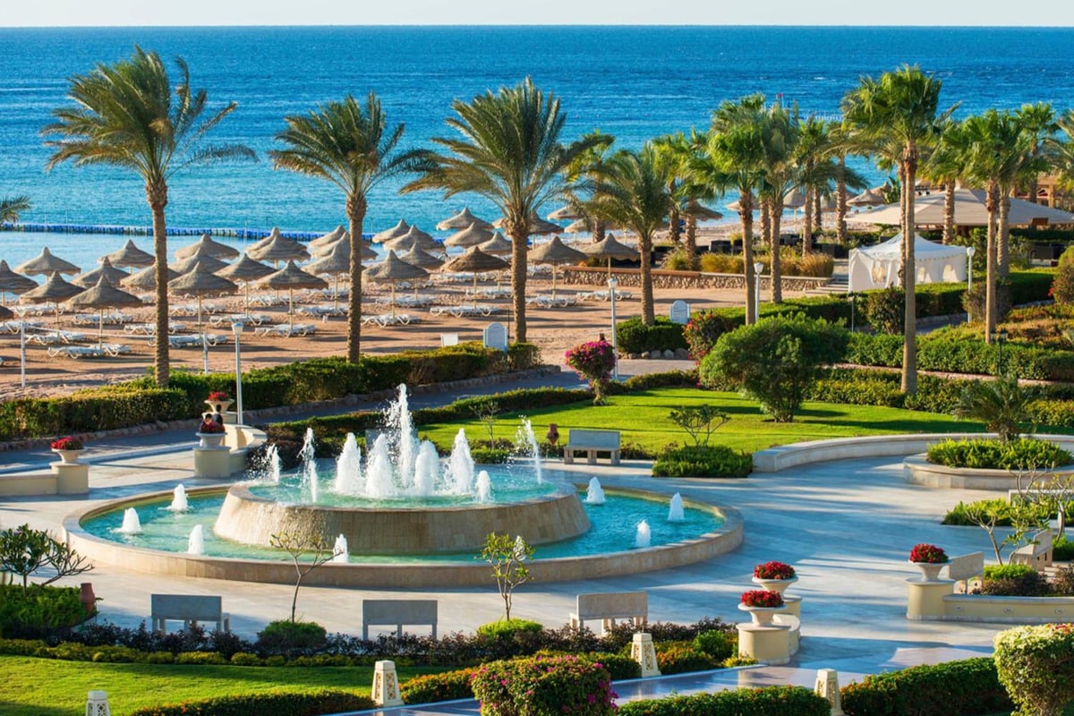 Baron Resort Sharm El Sheikh garden with a fountain and palm trees.