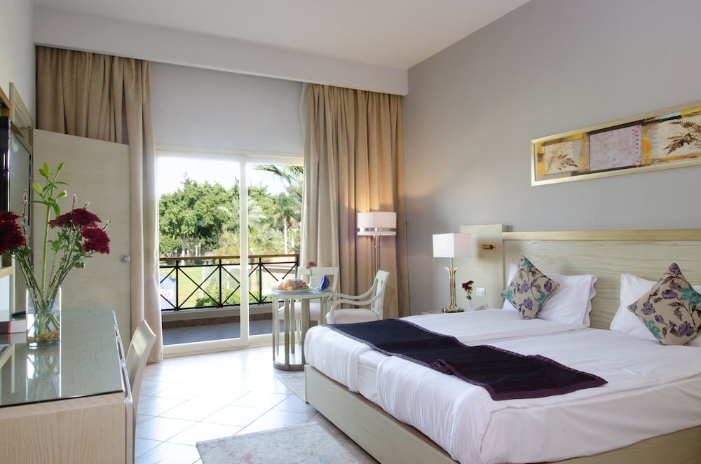 Swiss Inn Pyramids Golf Resort – Hotel – photo 10