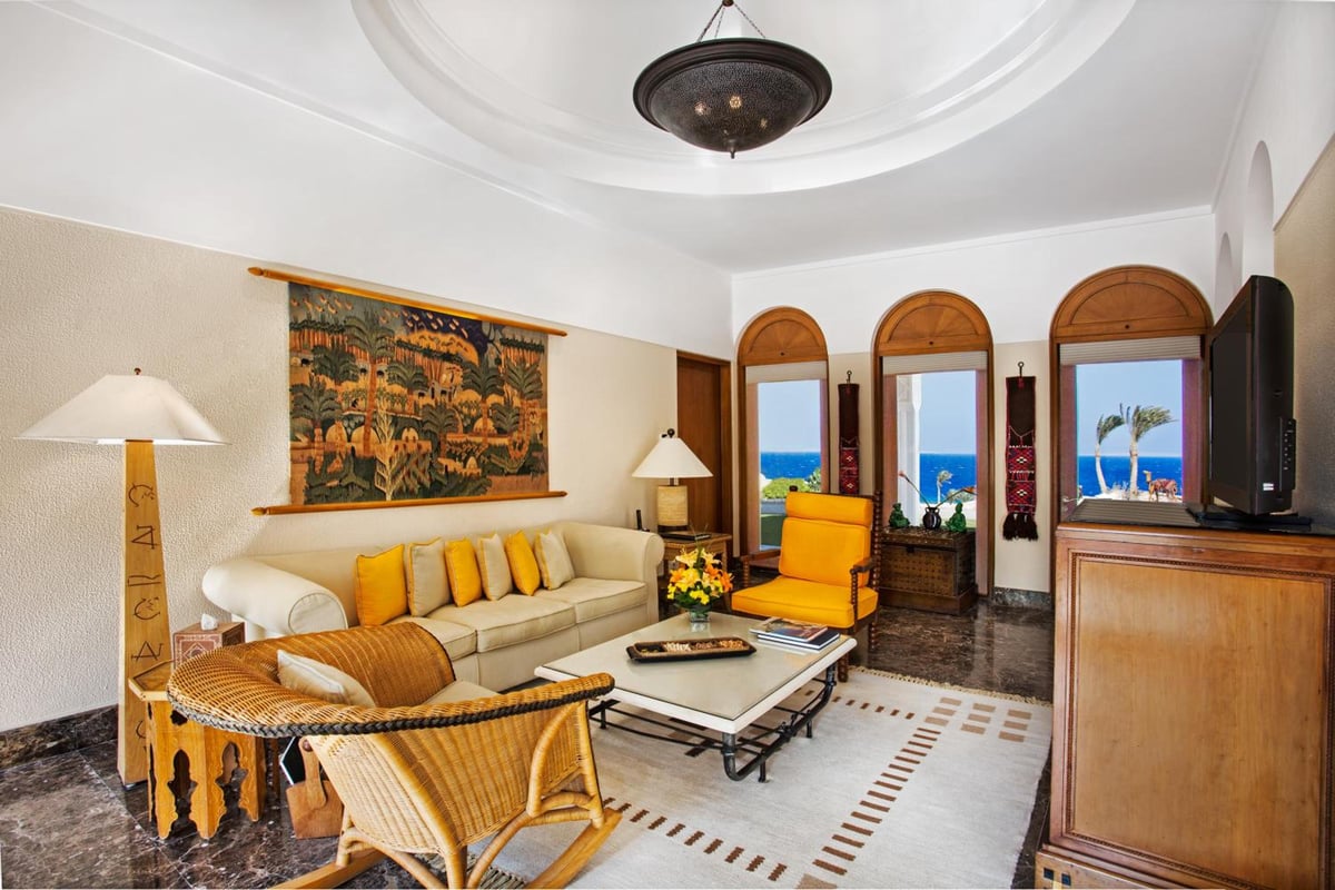 The Oberoi Sahl Hasheesh living room with arched windows and a sea view.