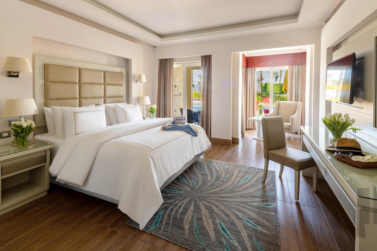 Rixos Premium Seagate bedroom with a king bed and sitting area.