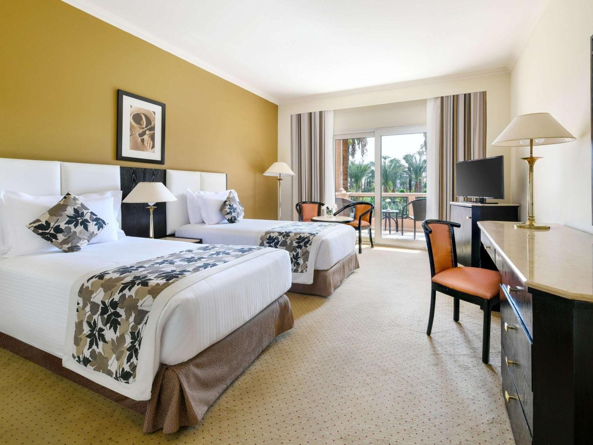 Pavillon Winter Luxor twin room with two beds and balcony doors.