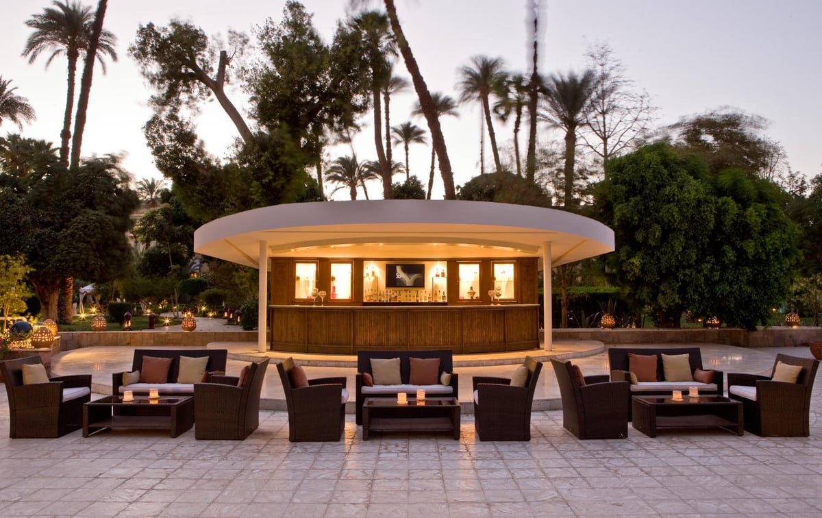 Pavillon Winter Luxor outdoor lounge with a circular bar and wicker seating.