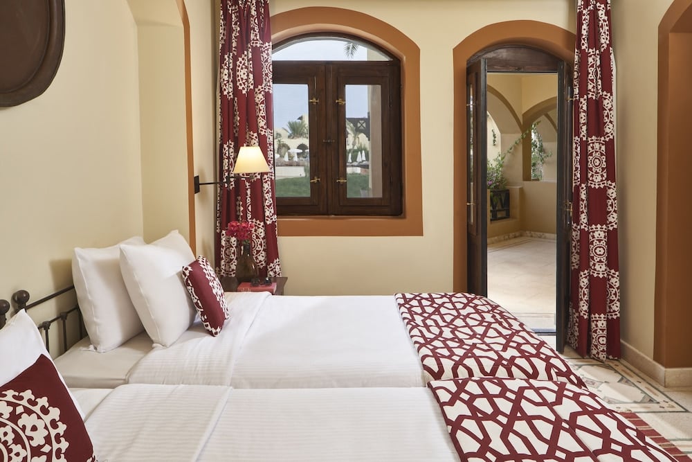 Dawar El Omda Hotel El Gouna (Adults Only) guest room with twin beds and arched windows.