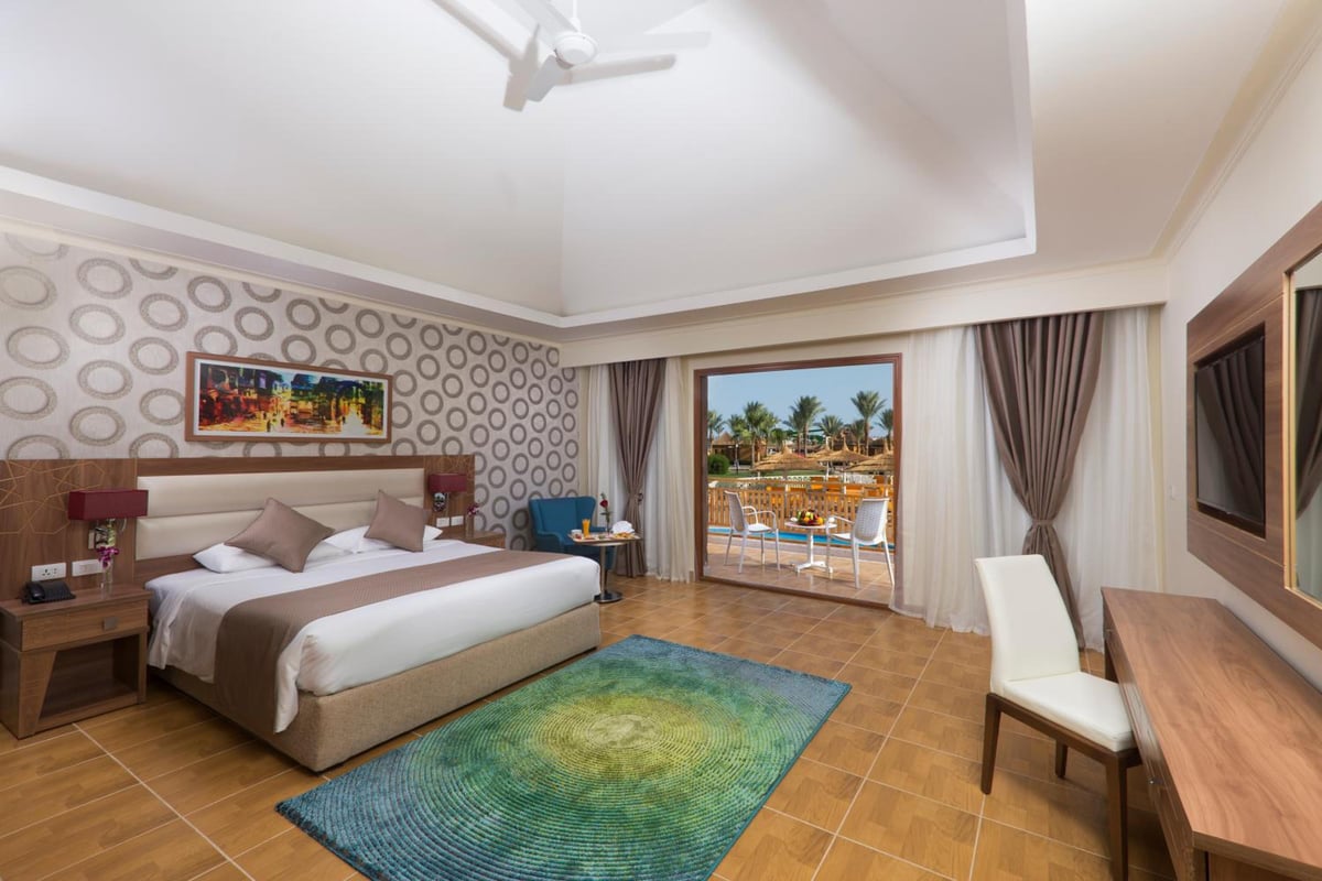 Pickalbatros Aqua Blu Sharm El Sheikh guest room with a bed and a balcony.
