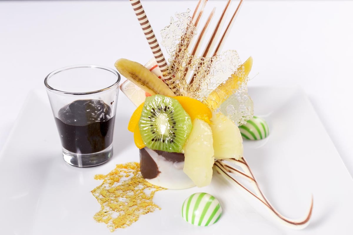 Pickalbatros Aqua Blu Sharm El Sheikh fruit dessert with sliced fruit and chocolate sauce.