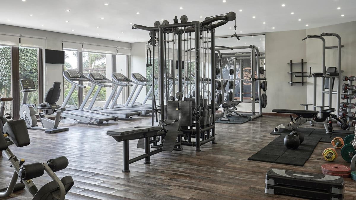 Steigenberger Aldau Beach Hotel gym with treadmills and weight machines.