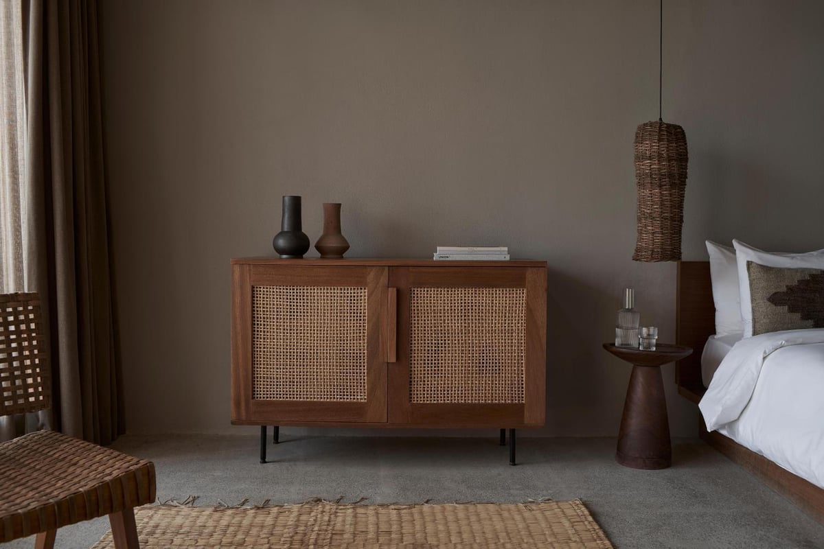 Casa Cook El Gouna (Adults Only) bedroom with woven cabinet doors and a pendant light.