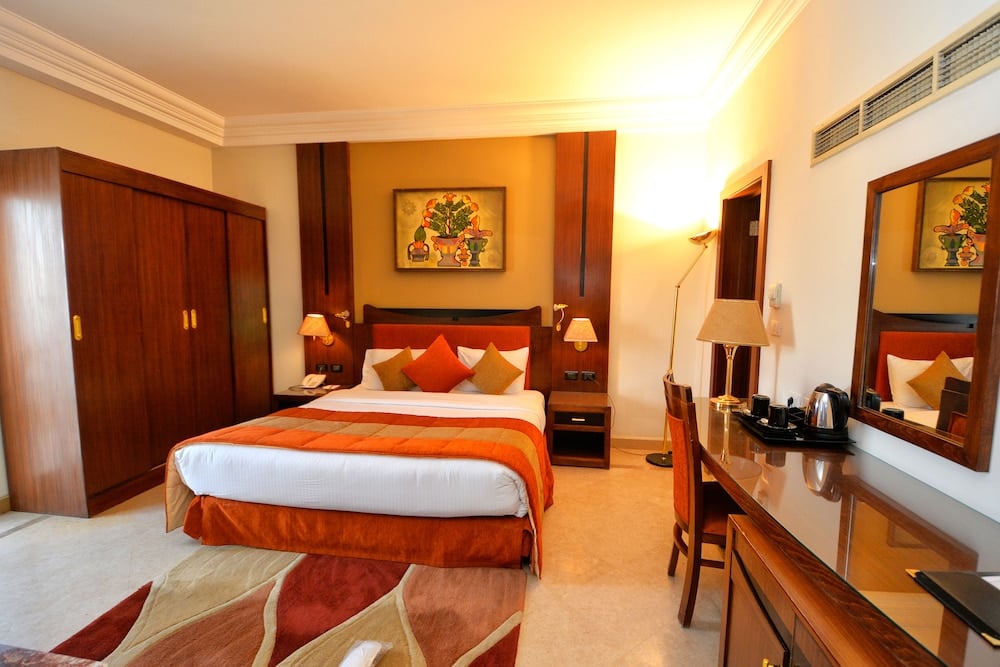 Aracan Eatabe Luxor Hotel guest room with double bed and wooden wardrobe.
