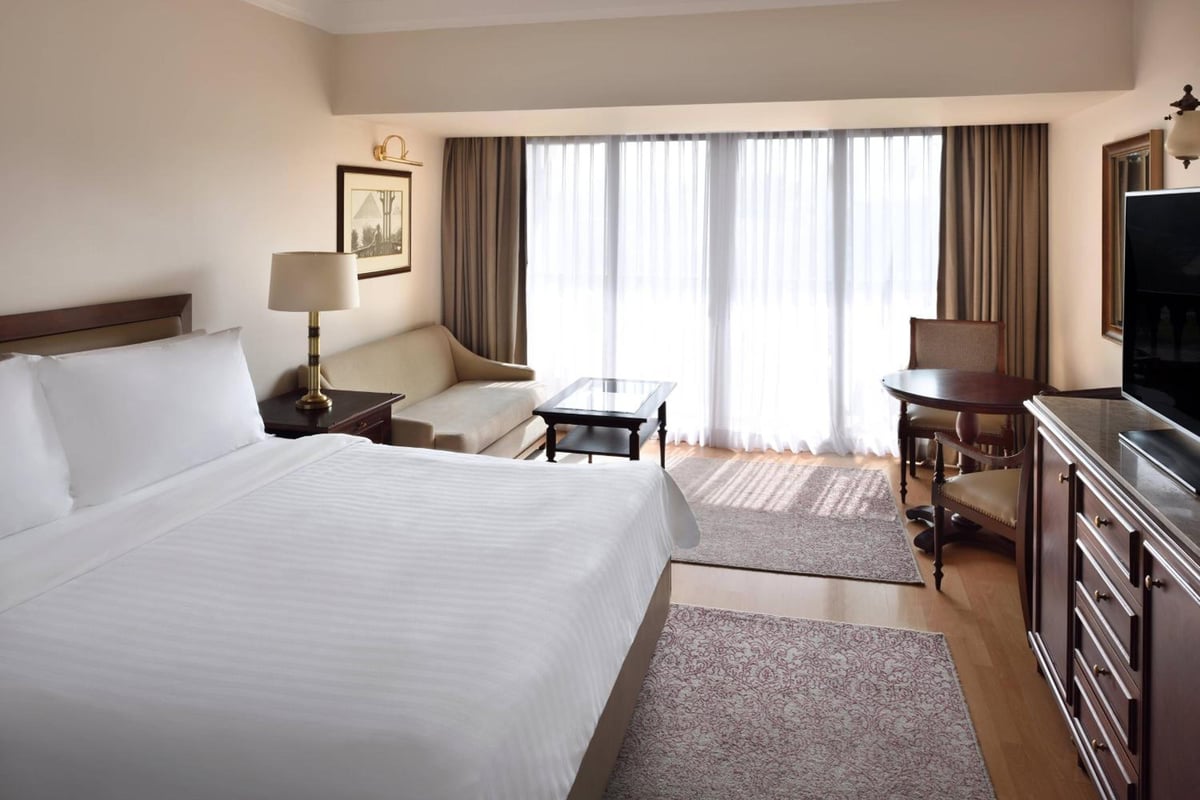 Marriott Mena House Cairo, Executive Partial Pyramid View Room Executive Lounge Access