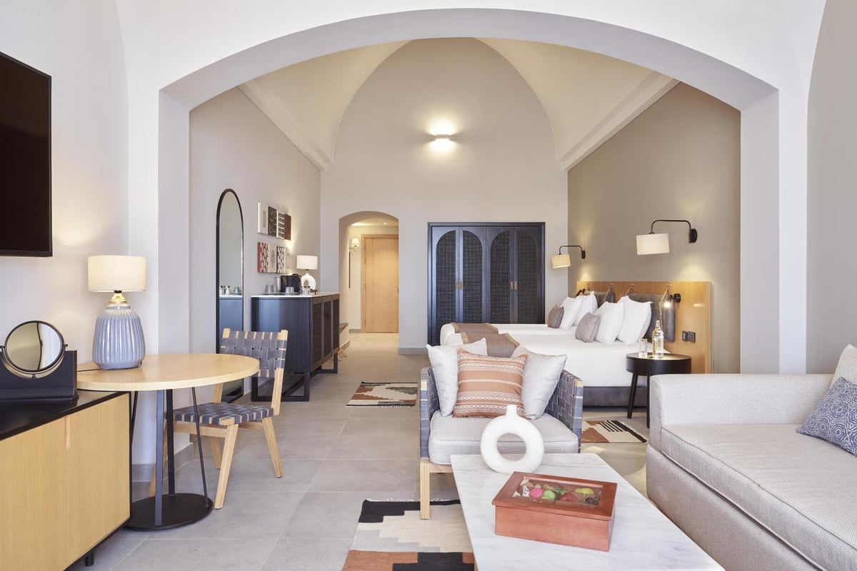Steigenberger Golf Resort El Gouna suite living room with lounge seating and an arched ceiling.