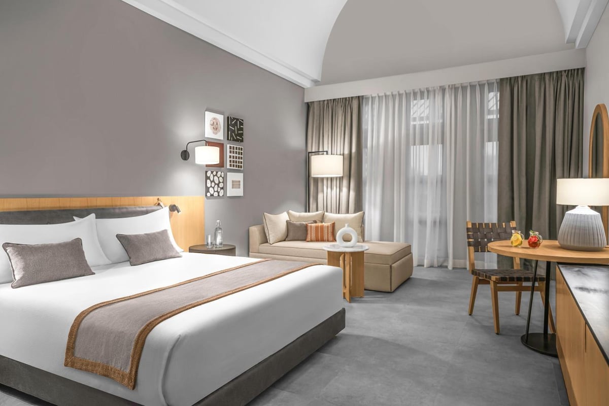 Steigenberger Golf Resort El Gouna guest room with a bed and sitting area.