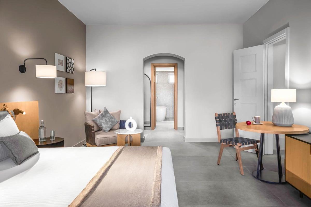 Steigenberger Golf Resort El Gouna bedroom with a bed and seating area.