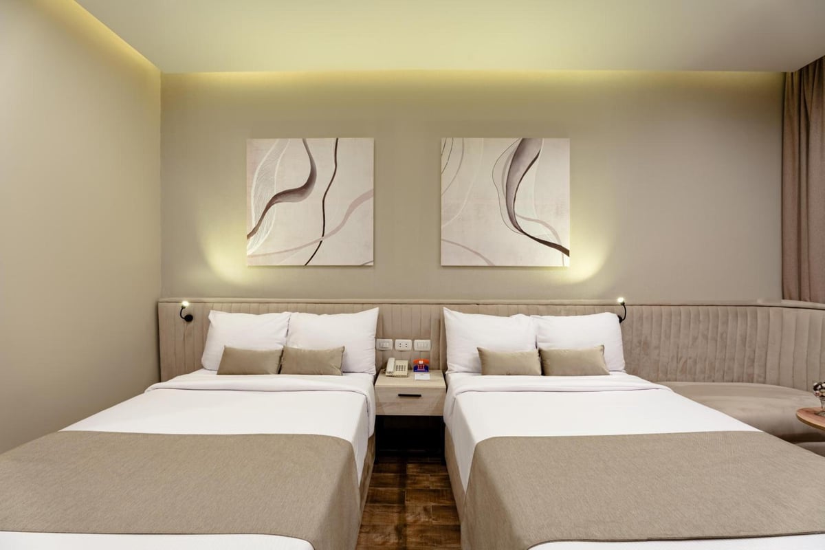 Sunny Days Mirette Family Resort twin bedroom with two beds and abstract wall art.