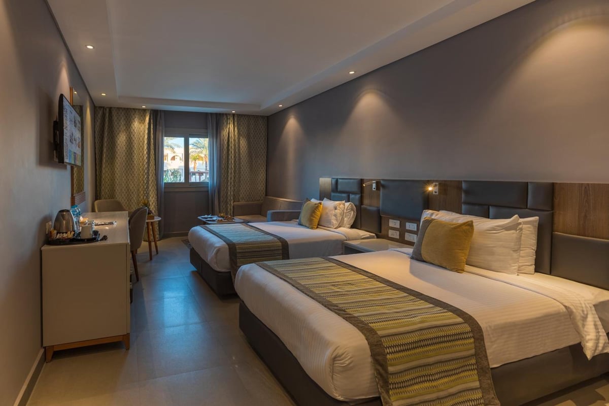 Sunrise Diamond Beach Resort Grand Select guest room with two beds and a curtained window.