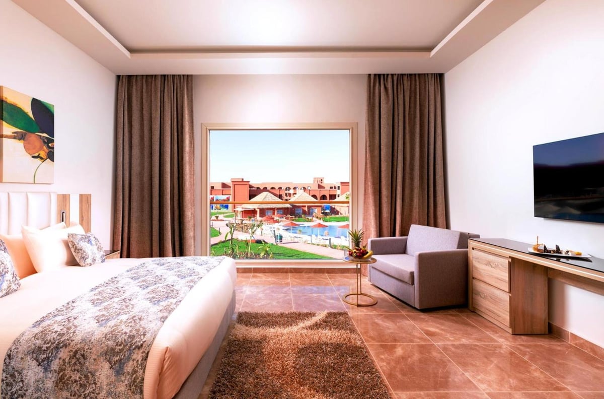 Pickalbatros Laguna Vista Aqua Park guest room with a double bed and sitting area.