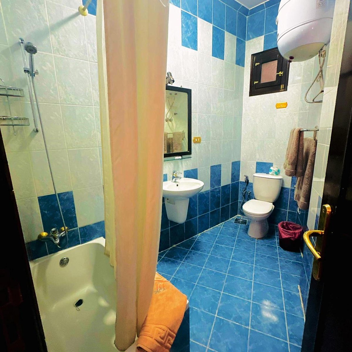 El Nakhil Hotel Luxor bathroom with blue-and-white tiles and a bathtub.
